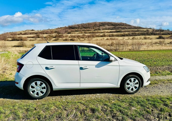 Skoda Fabia cena 34500 przebieg: 143000, rok produkcji 2018 z Dzierżoniów małe 56